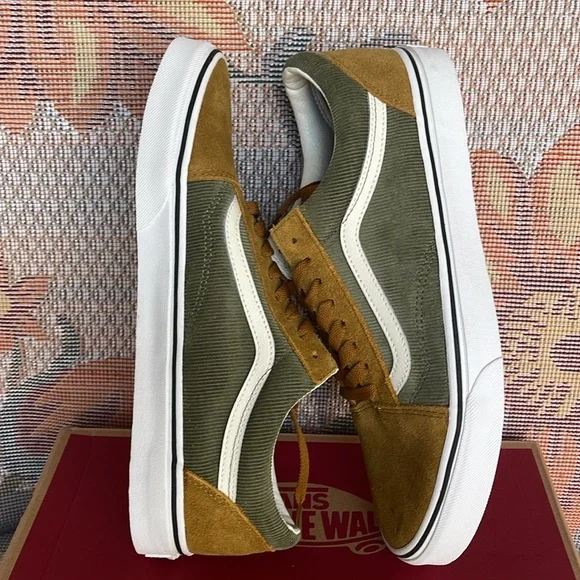 Vans Men’s Old Skool
Mini Cord Green/Brown
VN000ZNIT20A
Sneakers

Corduroy Shoe - Picture 14 of 16